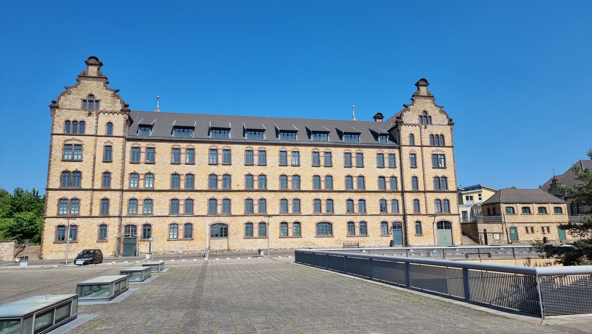 caravanliving's tweet photo. My first posting to Germany,  An impressive building but grim in the winter! My room was 3rd floor centre right double windows. #osnabruck #royalsignals #BAOR #BFG https://t.co/QfBKXos7H0