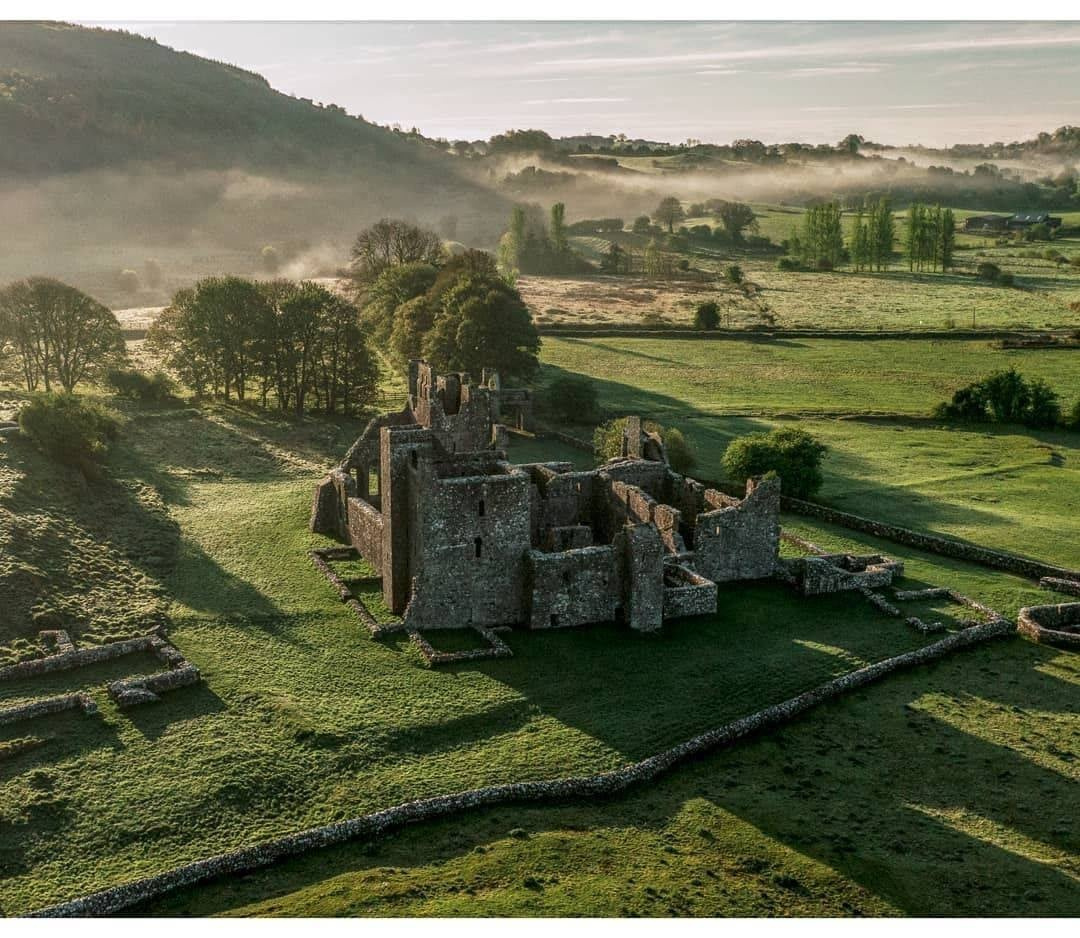 The morning sun casting long shadows over Fore Abbey as mist rises from the valley 🌞 Thanks @difshot for capturing this magical moment in Westmeath. Top 10 Places to visit in Ireland lovetovisitireland.com/top-10-places-… #loveireland #visitireland #ireland