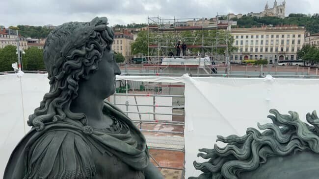 🔴 ÉVÉNEMENT La statue de Louis XIV dévoilée place Bellecour, après un an de travaux 📺 Dès 12h sur @BFMLyon, présenté par @VictoriaSolano0