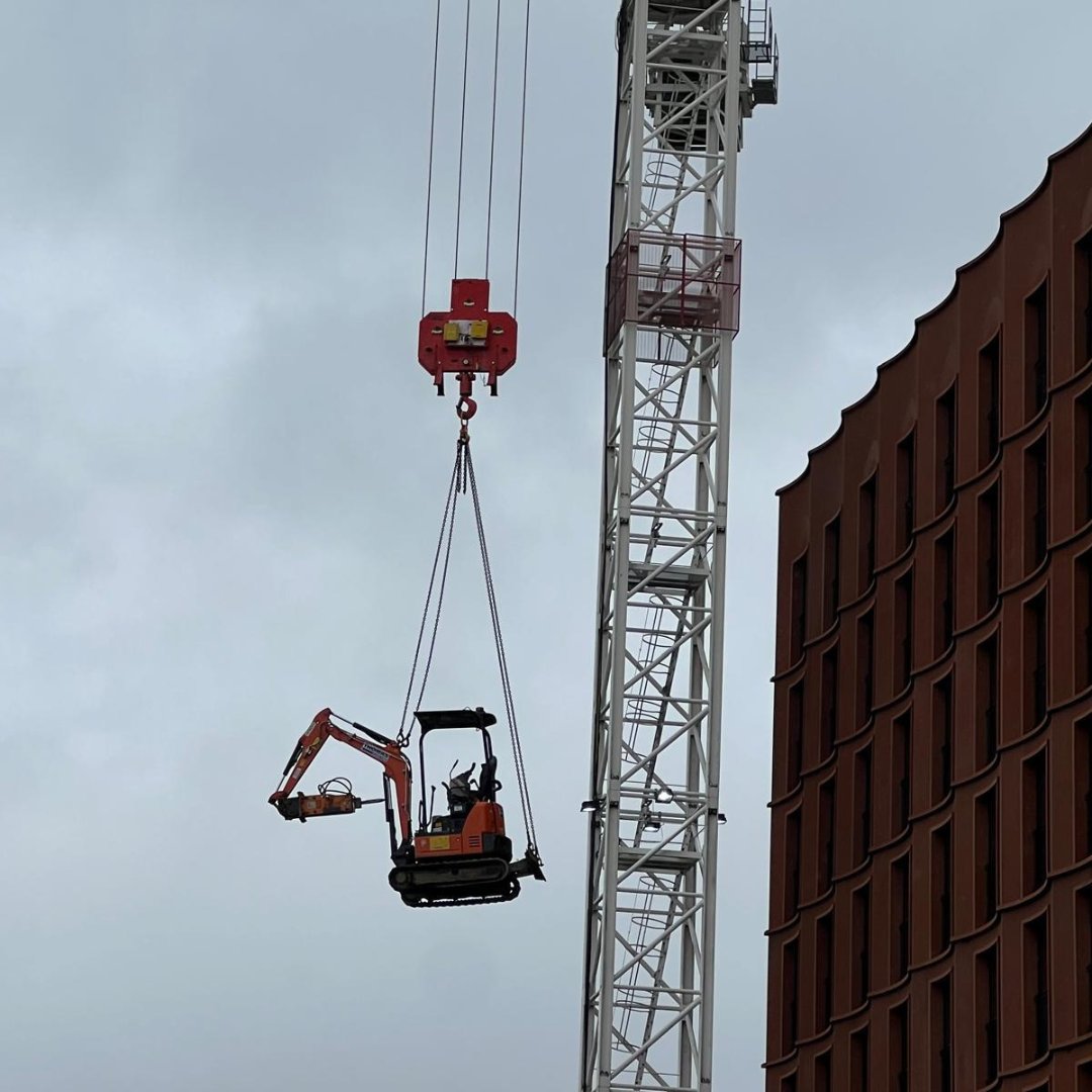 When your machinery is so sick it needs an airlift... 👀🚑

It's not every day our lads see their next job arrive by air 😅

#constructionplant #plantinspection #plantmaintenance