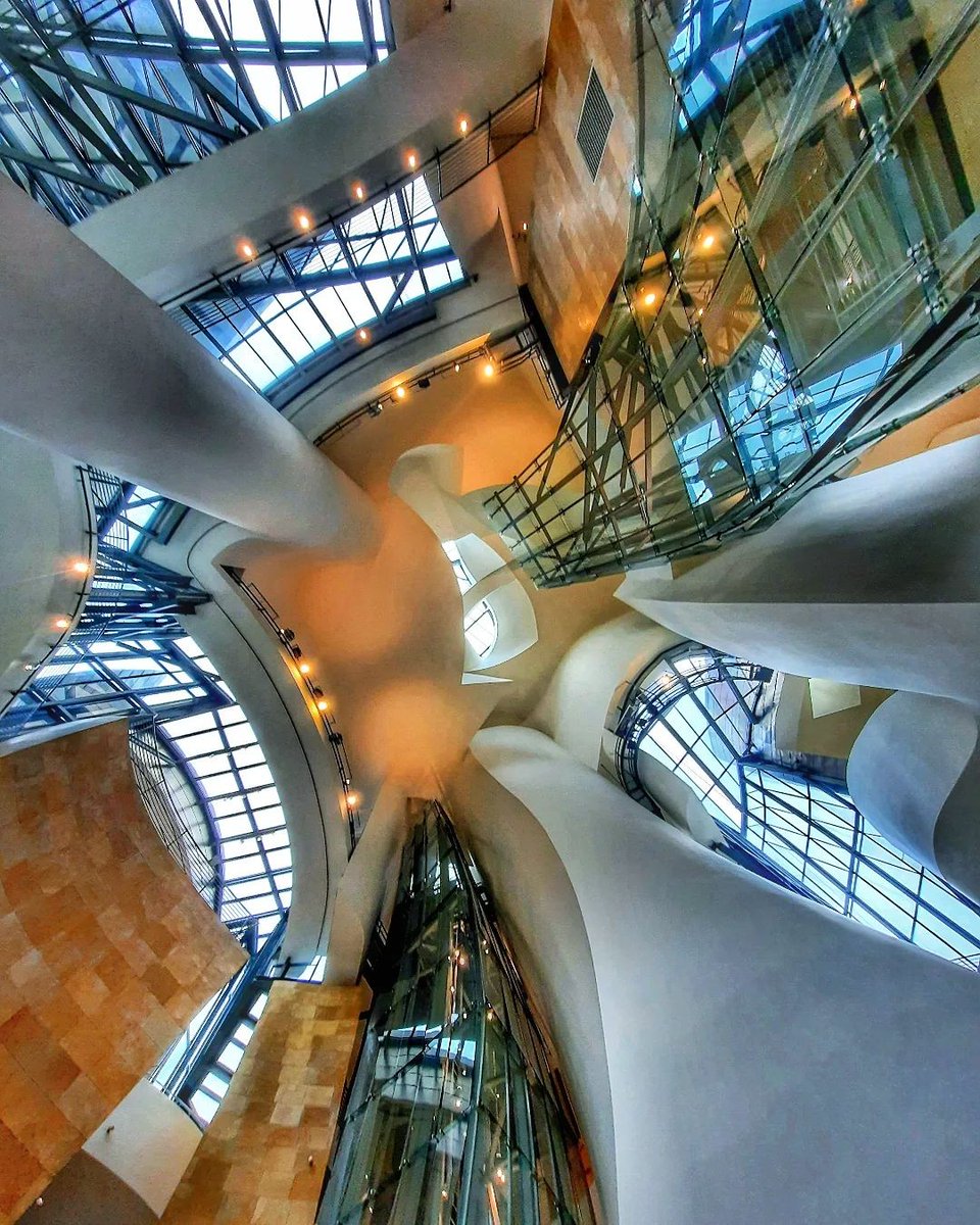 😲 Looking up to the Atrium of the Museum offers a breathtaking view - Frank Gehry's architecture leaves you in awe! 👉📷 If you want your photo to be considered for #PhotoOfTheWeek, all you need to do is share it, mention us in the post, and include #MyGuggenheimBilbao.