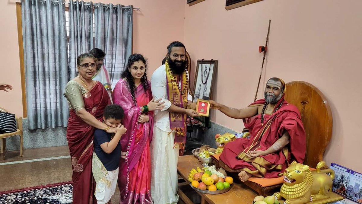 Kannada Actor/Director Shri @shetty_rishab along with his family visited Hariharapura Mata and took blessings from Mahaswamiji 🙏🙂