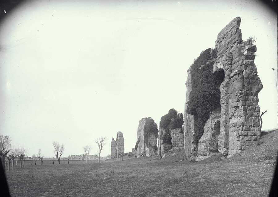 ParcoAcquedott's tweet photo. Il 15 maggio ricorreva l’anniversario di morte di uno dei grandi dell’Archeologia e del Parco degli Acquedotti, potremmo dire un gigante fra i giganti dell’acqua: Thomas Ashby. 

#ilparcodegliacquedotti #roma #acquedotti #visitroma #aqueducts #imperoromano https://t.co/KLxPG6C0OP