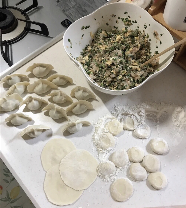 私は母が作った餃子を食べるのがとても好きです。 ママが大好きです。😘
