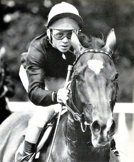 OTD 1965: 17-year-old Sandy Barclay rode his first career winner when Harry Whiteman-trained Saronis won Lowland Apprentice H'cap @HamiltonParkRC. 1966 Champion Apprentice & Classic winning jockey. Won on many great horses - Royal Palace (Pic2), Connaught etc.🏇🏴󠁧󠁢󠁳󠁣󠁴󠁿#RacingMemories