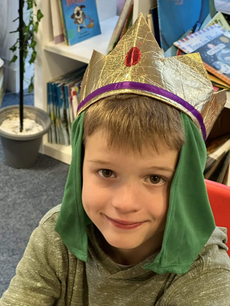 As part of Year 1’s History Topic, Castles, the children are having a day being princes and princesses. They have so much fun stuff to do! @stocsch #castles #kingsandqueensday #havingfuntogether  🏰💙💛🏰