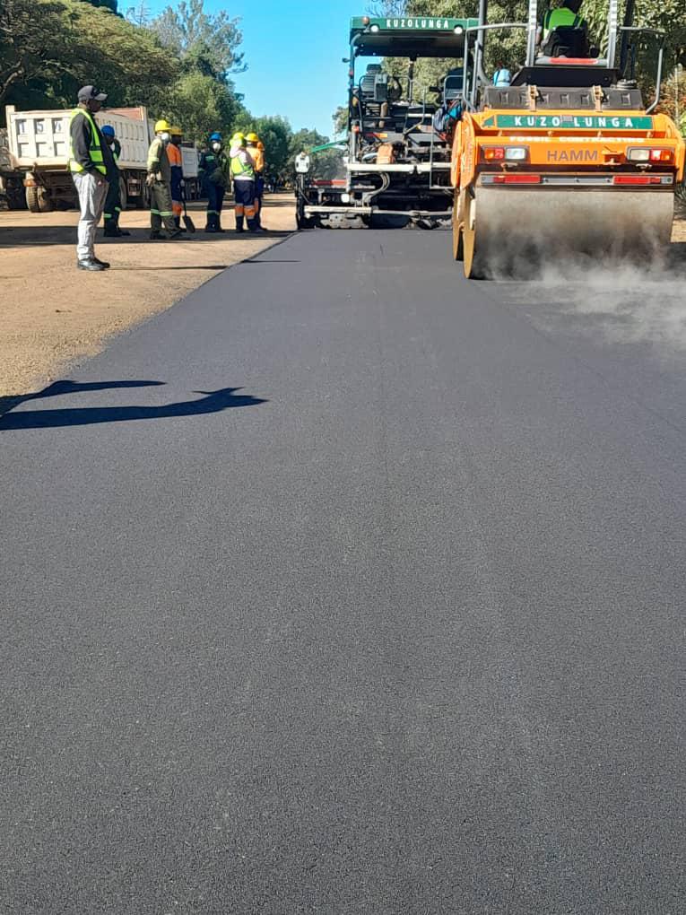 MinistryofTID's tweet image. #CurrentUpdates #RoadWorks
Surfacing is in progress on Harare Chirundu Road dualization,  widening project [From Cork Road to Tongogara Road]. 
#Kilometre by Kilometre 
#ZeroTolerancetoPotholes 
#InfrastructureDevelopment