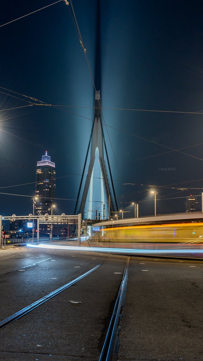 Blijft mooi, spelen met lijnen en licht 📷🔥. #rotterdam #erasmusbrug #cityscape #cityphotography #ons010