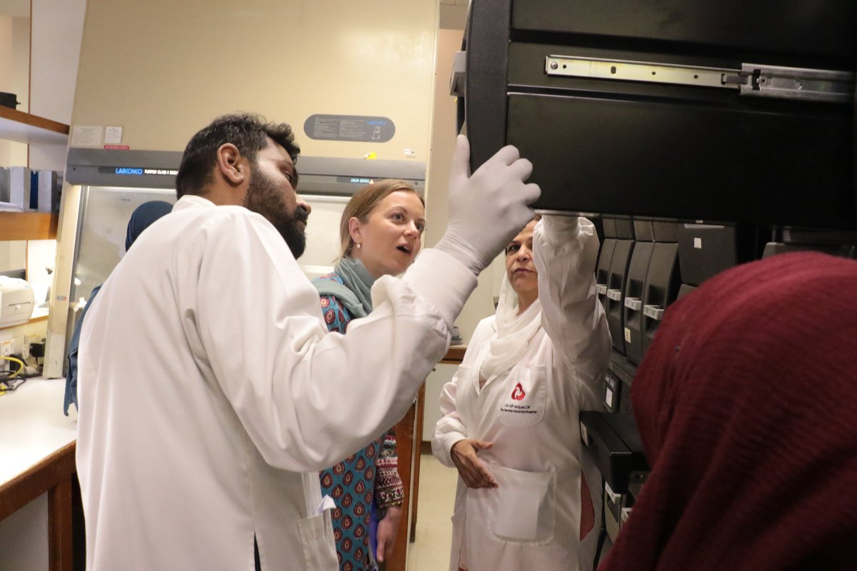 Allyson Russell of <a href="/gavi/">Gavi, the Vaccine Alliance</a> checks out our automated blood culture lab work and systems. <a href="/FarahQamar11/">Farah Qamar</a> at <a href="/AKUPaediatrics/">AKU Paediatrics</a> says that most labs in Pakistan test manually but there is a push to automate globally. We have it at <a href="/AKUGlobal/">Aga Khan University</a>. Prof. Farah Qamar has been working for over
