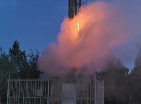 Kaluga region, Russia ❗ Bavovna 🔥🔥🔥💨 A cell tower caught fire in Kaluga. The fire occurred on the night of Wednesday, May 22, on Georgiy Amelin Street, the Ministry of Emergency Situations reported. The mobile company's equipment caught fire at approximately 3:00.