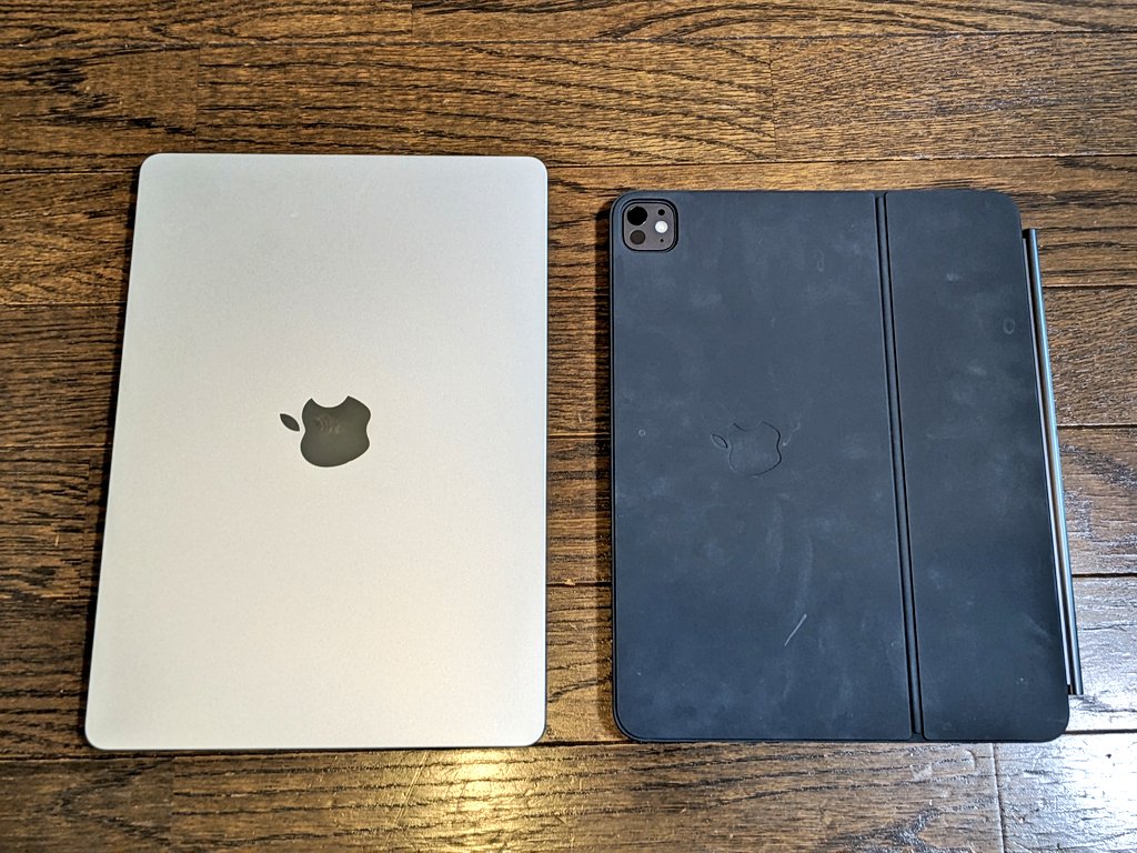 左がM3 MacBook Air 13、右がM4 iPad Pro 13。どっちが良さそうですかね（；゜０゜）

どちらも得意分野がありますが、ブログやSNS等ブラウザベースの作業はもはやiPadの方が使いやすい！13インチはフルサイズキーボードだし、ライブ変換機能がMacOSのレベルに到達しています。いいですねぇ😊