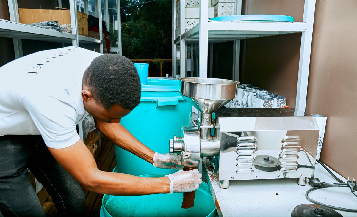 Ceux qui ont dégustés notre café aiment : la consistance de nos grains, la fraîcheur de nos produits sur les étagères, l'arôme exquis et la saveur délectable de notre café, le conditionnement professionnel... 

C'est quoi votre préférence 🎙️🎙️🎙️ ? 

#CafeKivu #Qualité #Origine