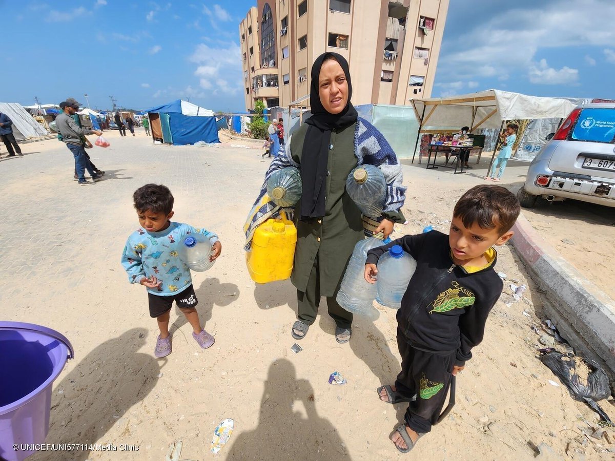 Hana y sus hijos buscan agua potable diariamente durante horas. La infancia de #Gaza lo ha perdido todo y se han visto obligados a desplazarse a zonas superpobladas junto a sus familias. Tú puedes ayudarlos ¡hazte socio de @unicef_es! 🩵unicef.es/colabora/unido…