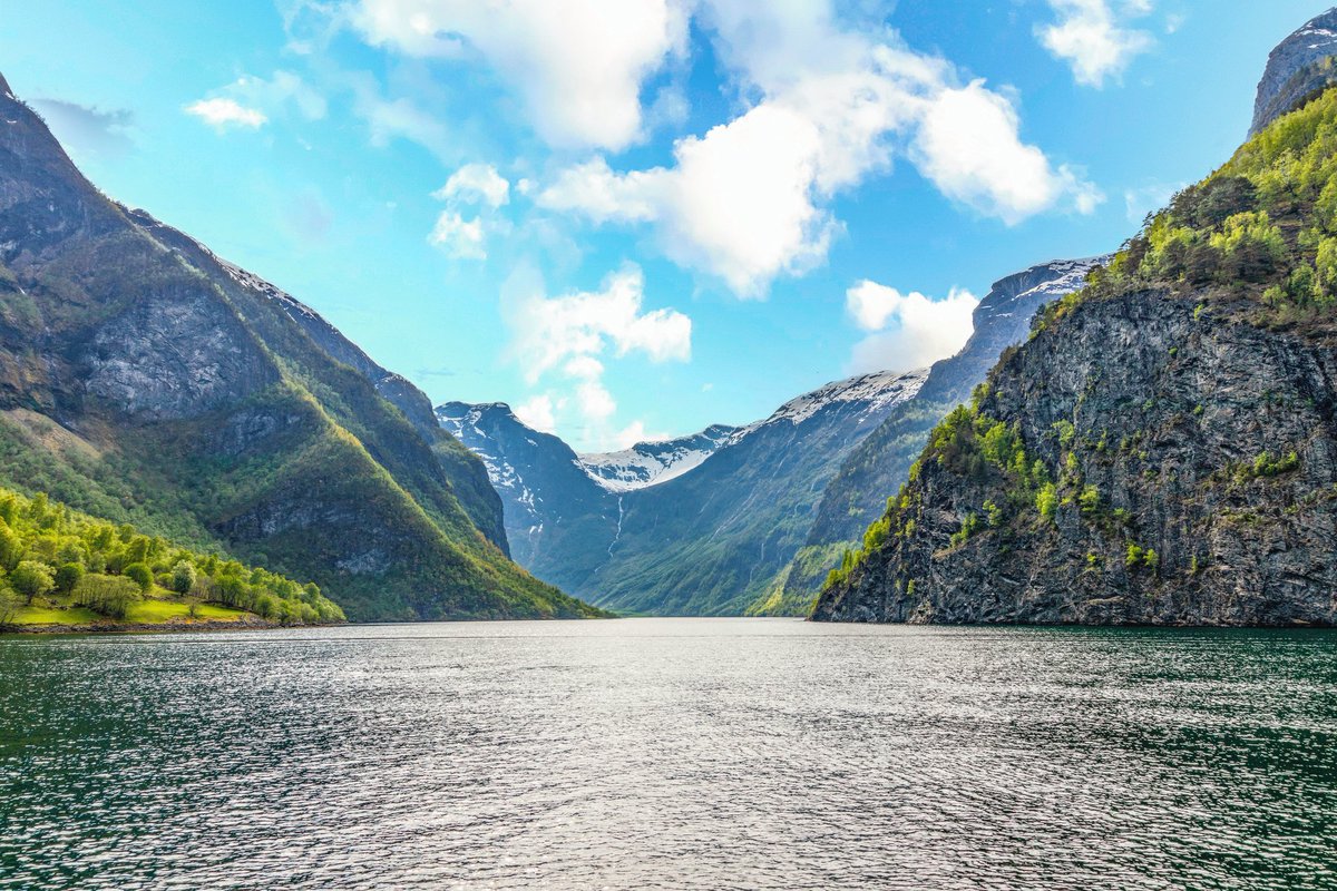 🇳🇴| Here's something to look fjord-ward to! @jet2tweets has announced a new programme of flights and city breaks to Norway so you can explore the city of Bergen and its famous fjords in 2025. Get planning now: bit.ly/3VaJy1J