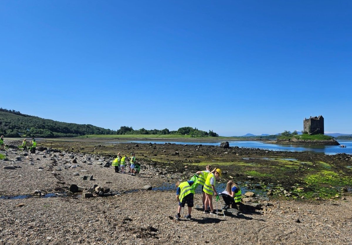 abc_OCTF's tweet photo. Pupils from @StrathofAppinPS taking care of their beautiful surroundings and the planet! Clearing up 182 pieces of litter from the beach at #StalkerCastle, making the beach safer and cleaner for everyone ❤️Well Done! 👏
#SettinganExample #KeepBeachesClean #abplace2b https://t.co/2LQ4QqZjpS