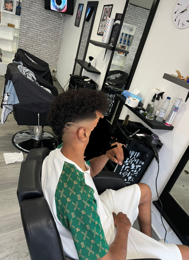 🆕 Nueva barbería en C/ Canterac, 8, abrió la semana pasada Al chico que la ha abierto le hace ilusión salir por aquí y yo encantado, gente con ganas de abrir negocios en Las Delicias son totalmente necesarias 🥰 Todos sus ahorros en este negocio, seguro que le va a ir de 10 👌