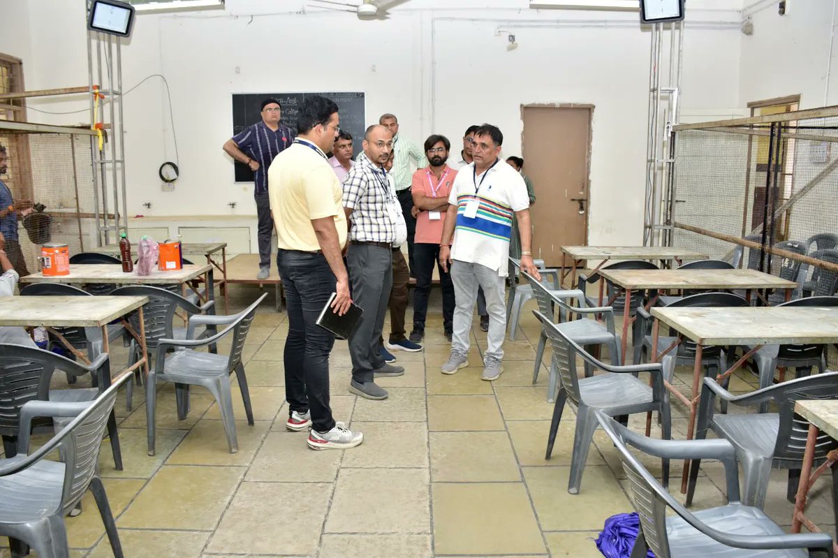 Deputy election officer Vivek Tank, along with other officials, visits counting center and reviews preparation of counting hall for Vadodara PC. Vote counting will be held on 4th June. @ECISVEEP @CEOGujarat @CollectorVad @ddo_vadodara @DEOVADODARA