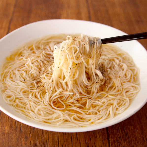 gogoigarashi's tweet photo. 素麺だけどもはやラーメンなこれ最高すぎるからぜひ作ってほしい。おかわり無限ループいけそうなやみつきの味してます。スープはレンジで簡単。

水200ml、鶏ガラ大1/2弱、3倍濃縮麺つゆ小1、おろしにんにく少々を熱々になるま��600Wで2分程チンし塩で調えたら茹でた素麺にかけ、ごま油大1/2、黒胡椒。 https://t.co/Wkzra0VLt4