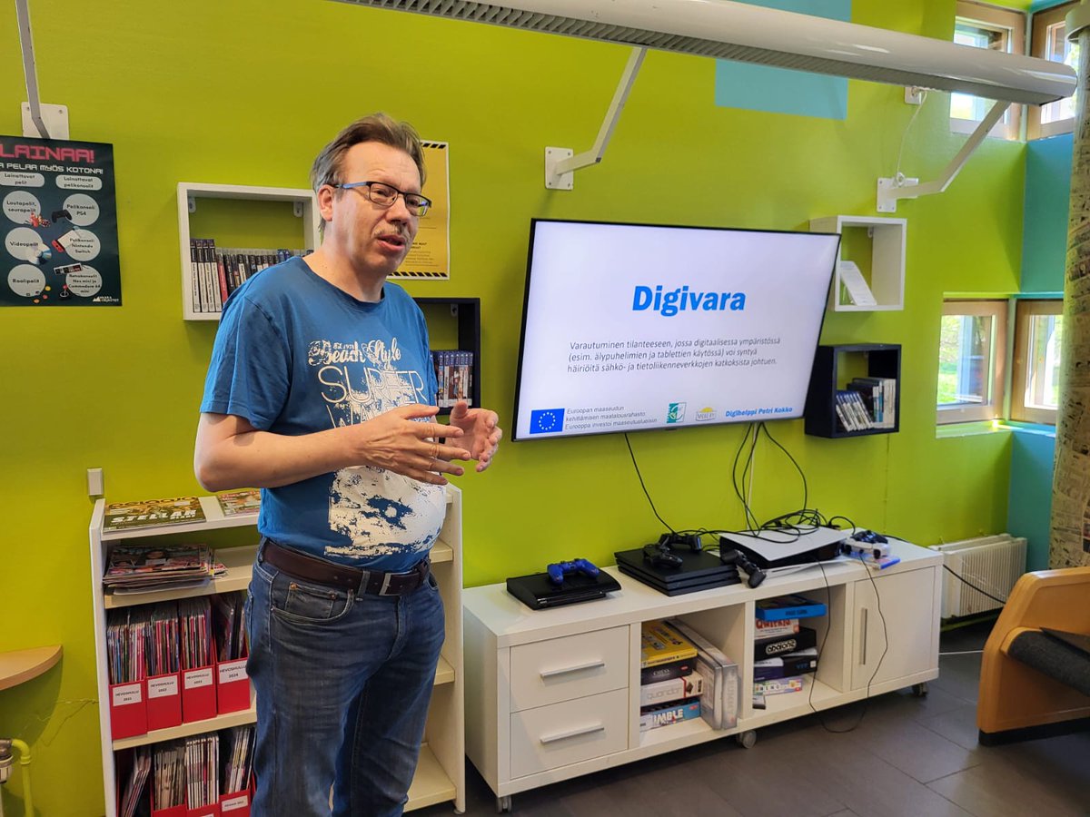 outovalke's tweet photo. Välkkeen #Digitaitoviikko! 

Heinäveden päivä alkoi luennoilla huijauksista ja digitaalisesta varautumisesta Heinäveden kunnankirjastolla. Päivän päätteeksi vielä Siun Soten uusien digipalvelujen esittely. https://t.co/iH7Zr9s4Oi