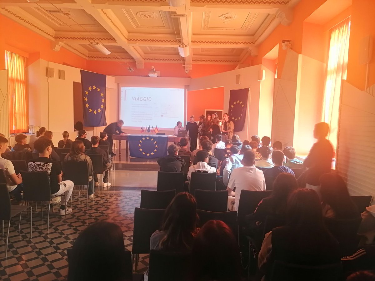 ComoCfp's tweet photo. Aula Magna. Progetto #Erasmus. Gli studenti del quarto anno raccontano la propria esperienza e le proprie opinioni ai compagni del terzo anno. Mobilità in #Europa. Opportunità di studio e lavoro. L'importanza delle lingue. #cfp #Como #ristorazione #benessere https://t.co/KqfzDvhhku
