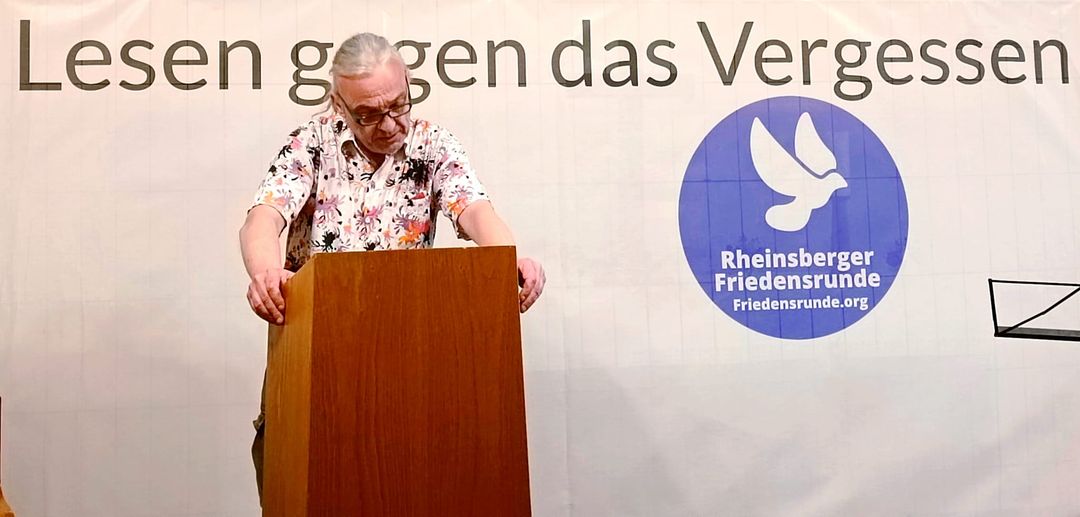 vikberlin's tweet photo. Nahm pro bono teil an einer Lesung. "Lesen gegen das Vergessen 2024 am Pfingstsonntag um 14 Uhr - Der Bericht
Die Rheinsberger Friedensrunde ist stolz, Menschen zusammenzubringen. Menschen, die gemeinsam an die Bücherverbrennung der Nationalsozialisten erinnern" https://t.co/rSXiEUKH7A