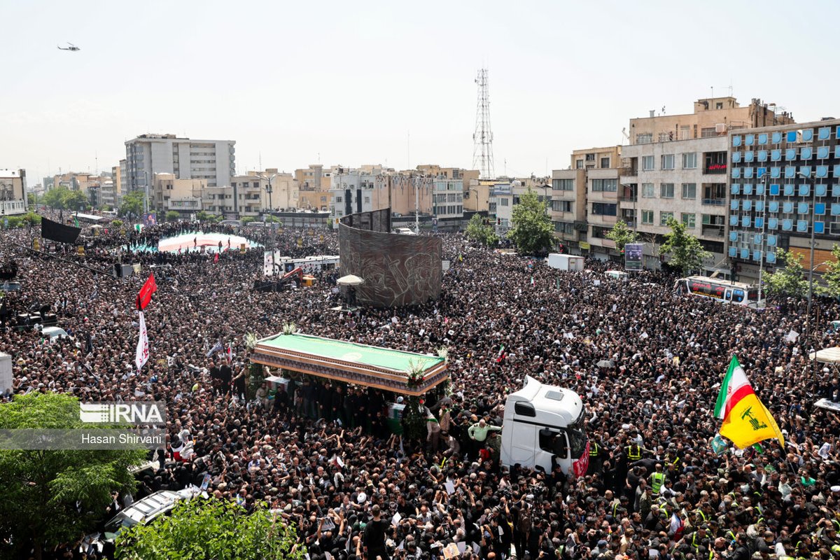 Кадры, которые западные СМИ пытаются не показать: похороны президента Исламской Республики многочисленными иранцами.