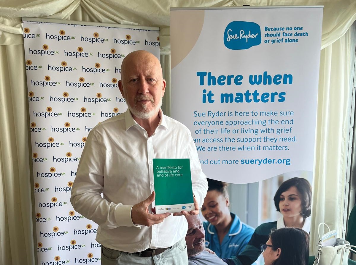 I was pleased to meet with members of the country's hospice community in Parliament to hear about their Dying Matters campaign.

Plenty to think about re how we talk about death and a big thank you to everyone who helps keep our vitally important hospices running.

@DyingMatters