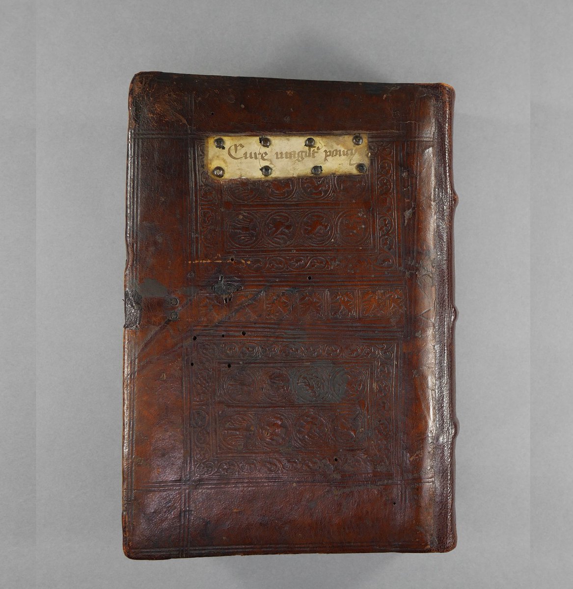 Cambridge University Library (@theul) on Twitter photo The #CULconservation team have chosen their top 10 manuscripts from the the #CuriousCures in Cambridge Libraries Project.
Today we're focusing on a rare medieval fenestra found on a volume of medieval medical texts.
#culconservation #medievalmanuscripts <a href="/CaiusCollege/">Gonville & Caius College</a> The #CULconservation team have chosen their top 10 manuscripts from the the #CuriousCures in Cambridge Libraries Project.
Today we're focusing on a rare medieval fenestra found on a volume of medieval medical texts.
#culconservation #medievalmanuscripts <a href="/CaiusCollege/">Gonville & Caius College</a>
