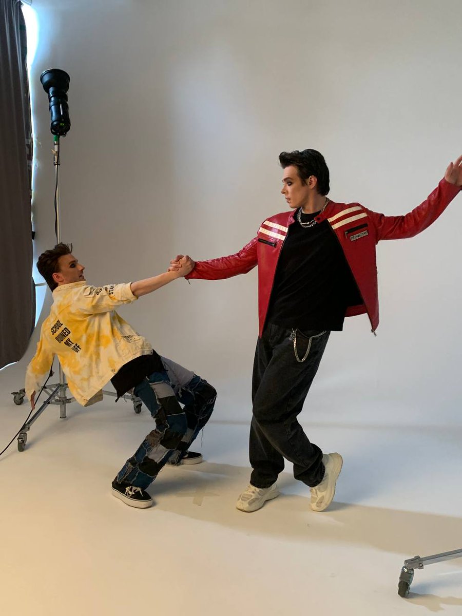 Твой Ла-Ла-Ленд  <  мой Ла-Ла-Ленд 

😎