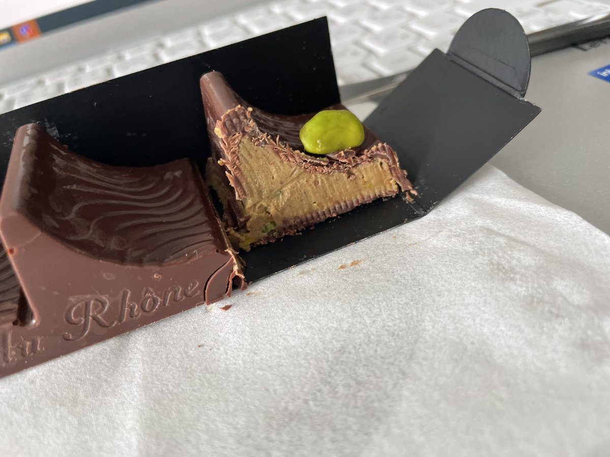 hourou_daisuki's tweet photo. Du Rhôneのチョコ美味しい😋
ダークピスタチオ！
スイスで何軒かショコラティエ行ったし、Lindtも買ったけど格が違う
これで2400円は高すぎるけどね🤣 https://t.co/IPHryGjJ7B
