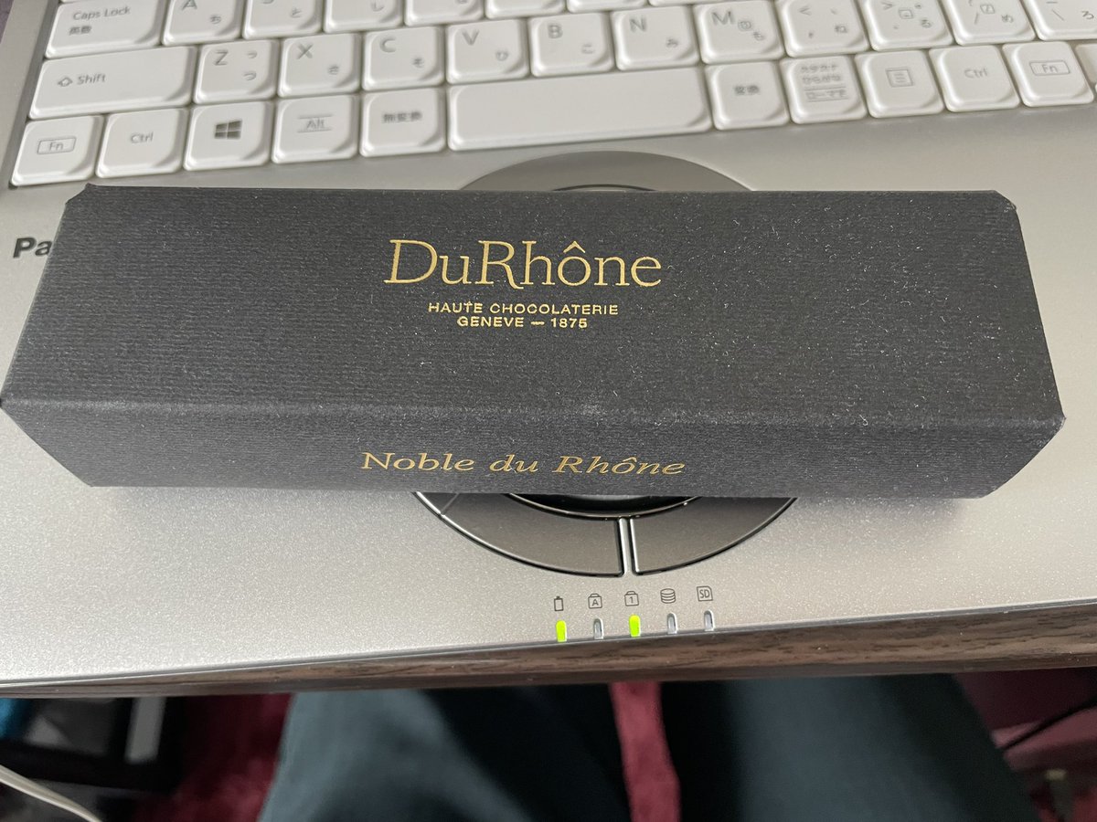 hourou_daisuki's tweet photo. Du Rhôneのチョコ美味しい😋
ダークピスタチオ！
スイスで何軒かショコラティエ行ったし、Lindtも買ったけど格が違う
これで2400円は高すぎるけどね🤣 https://t.co/IPHryGjJ7B