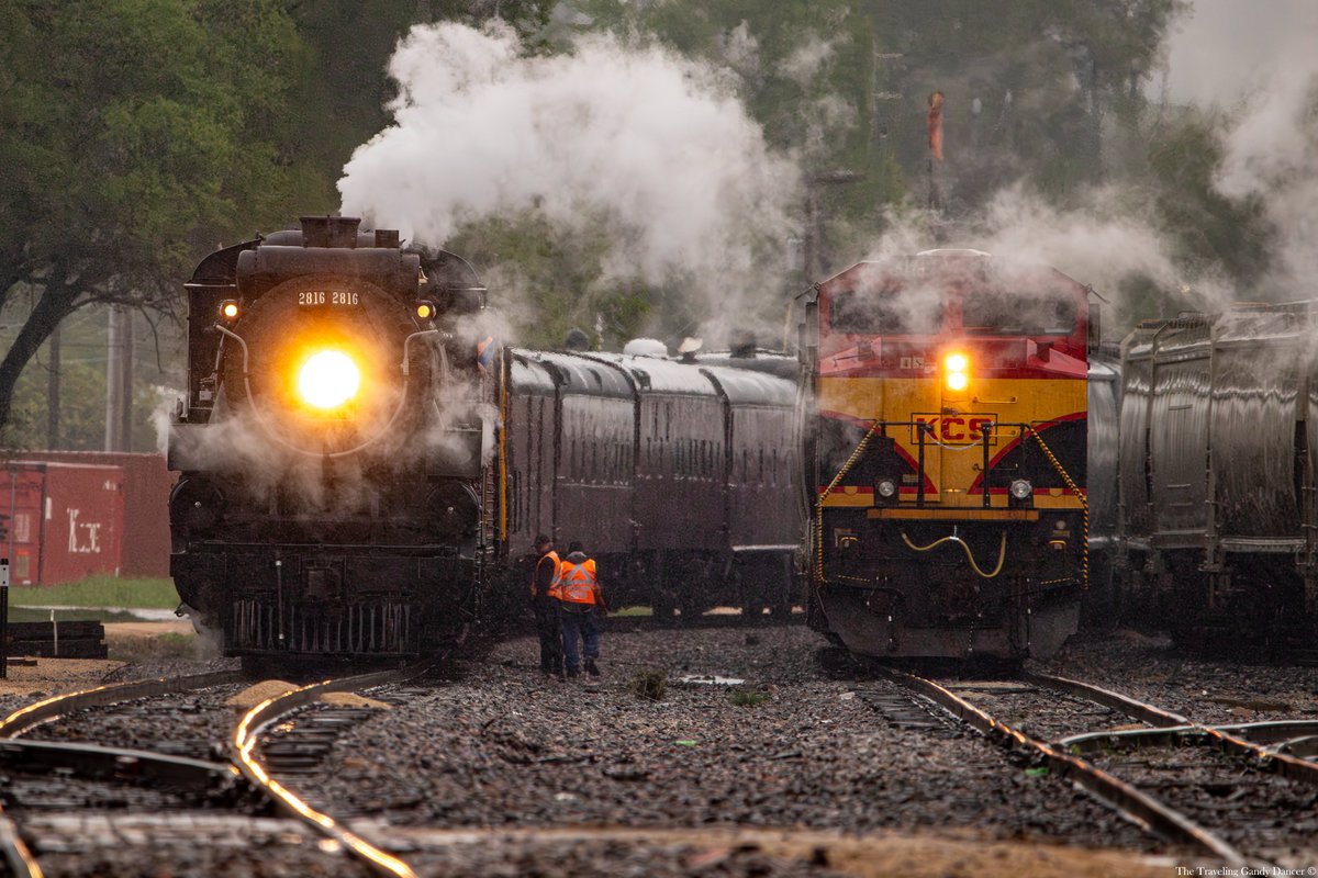 Day one of two chasing CPR No. 2816—what an adventure! 

#steamengine #CPKC #finalspiketour #steamengine #trainphotography #railfans #railroad #railroadphotography #railfanning #trainspotting #ttgandydancer