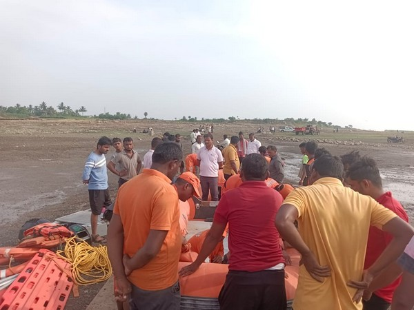 Search, rescue operation underway as boat capsizes in Pune's Ujani dam, six missing

Read @ANI Story | aninews.in/news/national/…
#Pune #UjaniDam #NDRF #boat