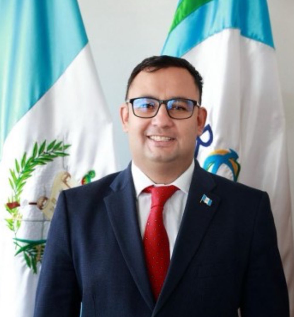 Fernando Suriano Bueso , ha sido nombrado esta noche como Viceministro de Transportes del @MICIVIguate .  Se ha despeñado como intendente de recaudación en @SATGT . Coordinador General de @PRONACOMGT y @AGEXPORTGT