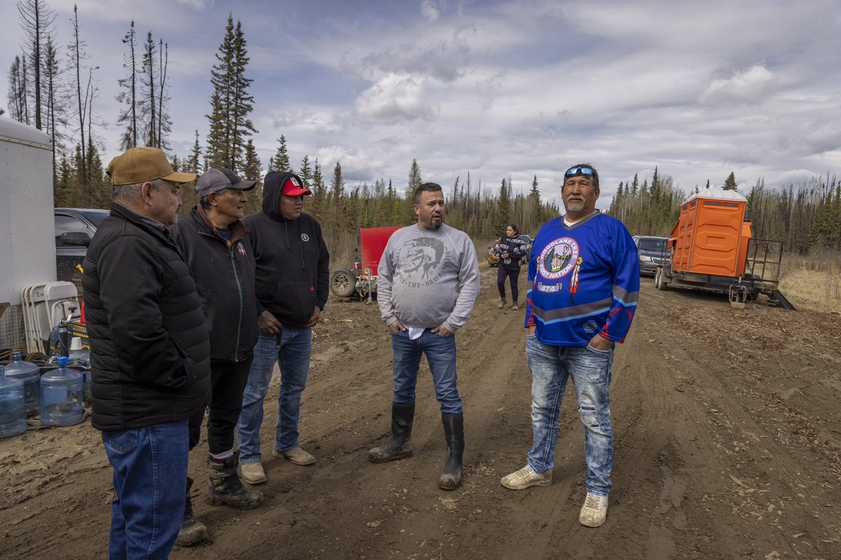 PLavoieImages's tweet photo. May 18/24 at Woodland Cree Camp on the Walrus Road. 
1. Chief/Council discussing strategies. 
2. Conversations Between RCMP K Division Liaison Team and WCFN 
3. RCMP Staging at the Harmon Valley AG Ground 
4. Ongoing Support from local industry https://t.co/DE5LXgAbXV