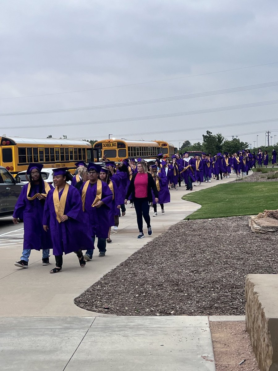 jaredpeters23's tweet image. Two awards ceremonies and a senior walk all before noon. 😴😅😴 It’s been a good day but at the end of the day, the day has to end! Good Night! ✌🏾 #MCMS