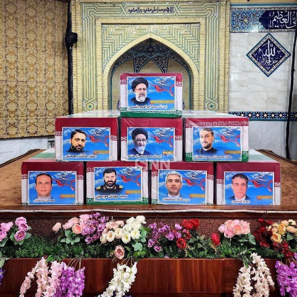 ⚫️Los cuerpos del presidente y su comitiva martirizados en el accidente aéreo en Teherán 🔺Dentro de una hora, el Líder de Irán dirigirá la oración fúnebre por los mártires en el centro de la capital iraní. #Raisi #IránDeLuto