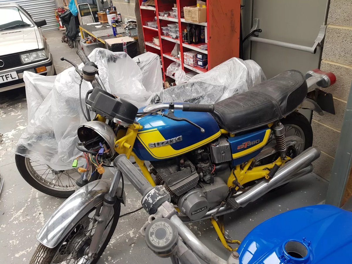 BarnFindsUK's tweet photo. Ad: A collection of NINE Suzuki GT380 project bikes for sale
On eBay here -->> https://t.co/MtDN85MCyS
#SuzukiGT380 #ProjectBike #MotorcycleRestoration #ClassicBike #TwoStroke #MotorcycleProject https://t.co/DG41F5zsrc