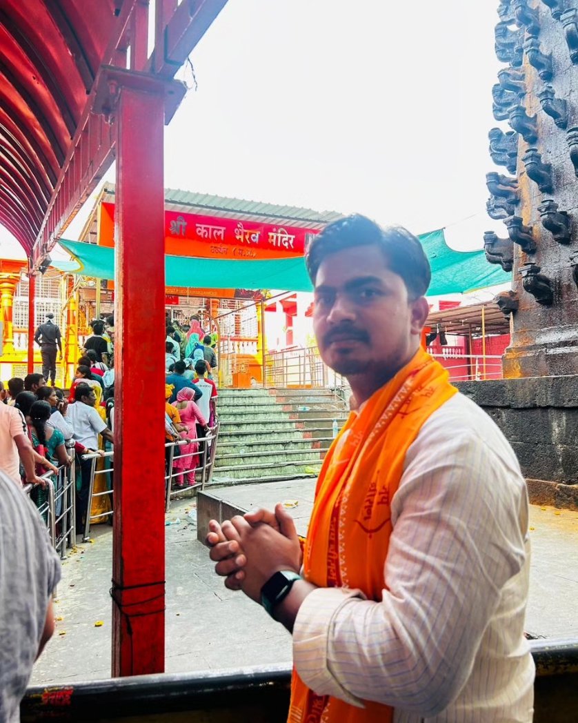 JANTA4jitendra's tweet photo. ऊॅ त्रयम्बकं यजामहे सुगन्धिं पुष्टिवर्धनम्।�उव्र्वारूकमिव बन्धनान्मृत्योर्मुक्षीय मामृतात्।। 🕉️🕉️🕉️🕉️

#उज्जैन में बाबा #महाकाल की अर्चना-आराधना कर सर्वकल्याण की कामना की। 
#janta4jitendra #JitendraSavita #ujjainmahakaaleshwar #ujjainmahakaal #ujjain #abhijeetsinghsanga https://t.co/HQU3rJeh7U