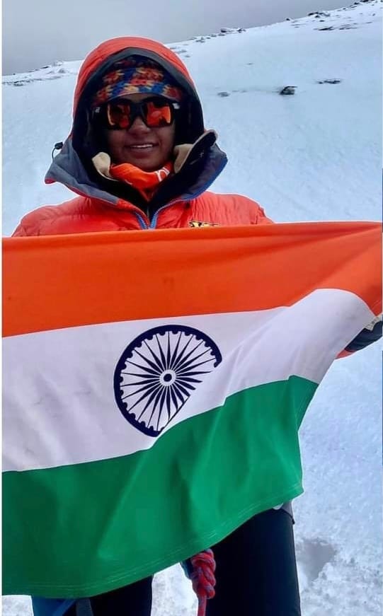 हरियाणा की बेटी और हिसार के गाँव बालक से निकल कर विश्व की सबसे ऊँची चोटी माउंट एवरेस्ट और दुनिया की चौथी सबसे ऊँची चोटी माउंट ल्होत्से को फतह करने वाली रीना भट्टी को बहुत बहुत बधाई और शुभकामनाएँ। मात्र 24 घंटे में यह कमाल करने वाली रीना पहली देश की पहली महिला पर्वतारोही बनी।