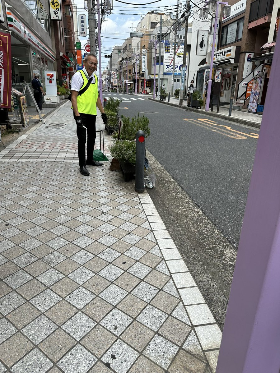 GreenHiyoshi's tweet photo. 本日グリーンアクションの苗の植え替え日。
午前中みなさん頑張って綺麗になりました。
みなさんお疲れ様でした。
暑い時期は水揚げみなさんよろしくお願いします🙇 https://t.co/NoLXvfYdZB
