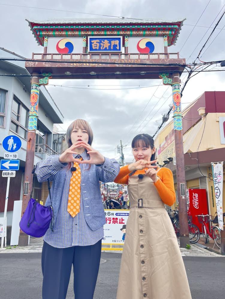 若者に大人気！大阪コリアタウン🇰🇷で ヌシ探し❗️ 全長５００mの通りに韓国の人気グルメや激安コスメのお店、約１５０店舗が立ち並び、年間２００万を超える人々が訪れる人気スポット❗️ コリアタウンを生まれ変わらせたヌシとは❓ ヌシノメシは、はる告ぐも大興奮の絶品韓国料理🥘