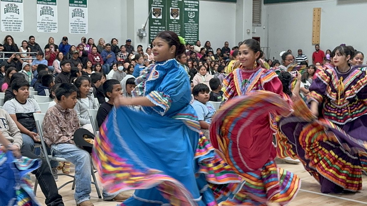 Ballet Folklorico! ❤️💕💜 Reclassification night!!! 💫🌟💫 What a great night to celebrate exemplary students who have mastered English while still maintaining Spanish and other indigenous languages.!! 🩷 Tonight we celebrate you together with your families on an incredible