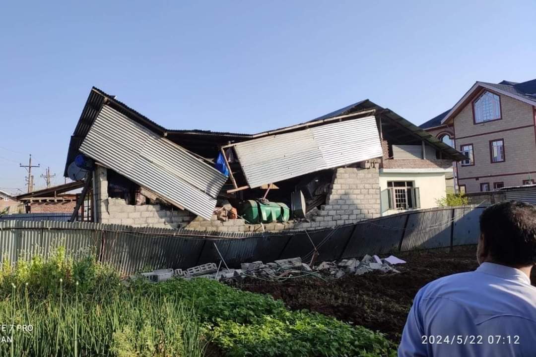 A man# died and two members of his family were injured after a wall collapsed on them due to a #geyser blast at their home in #Narakara locality of central Kashmir’s #Budgam district on Wednesday. #jammukashmir