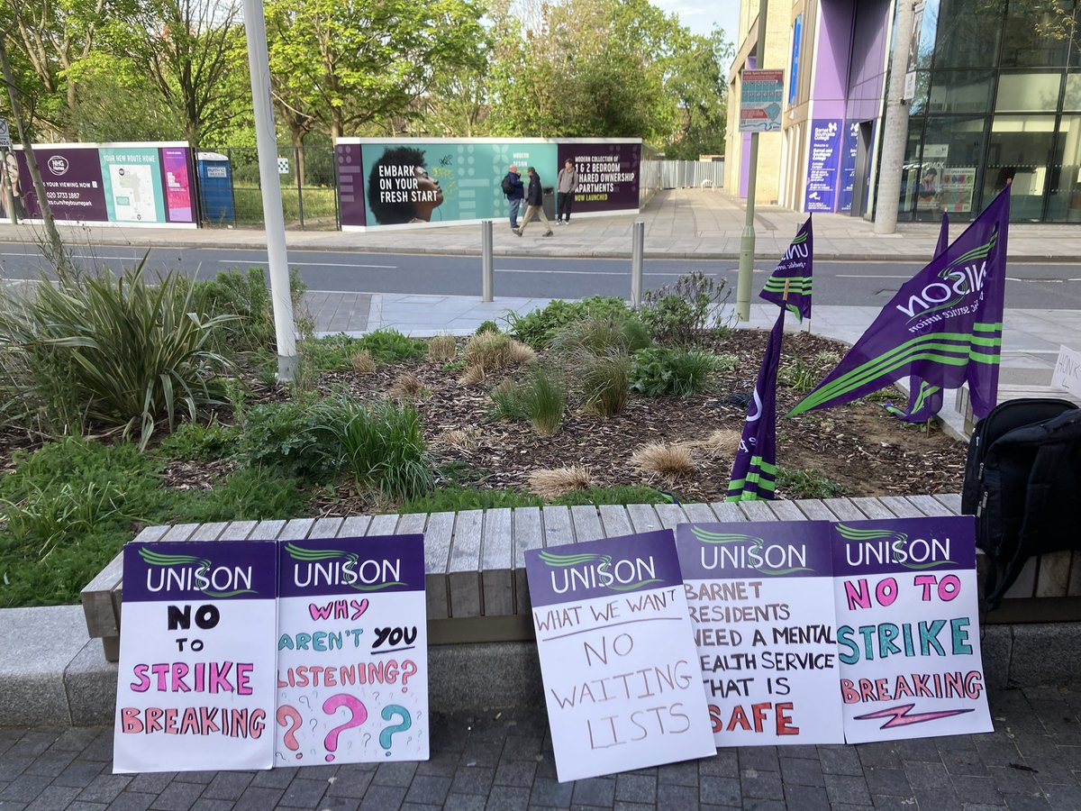 Day 45 #BarnetUNISON mental health social workers picket line ✊