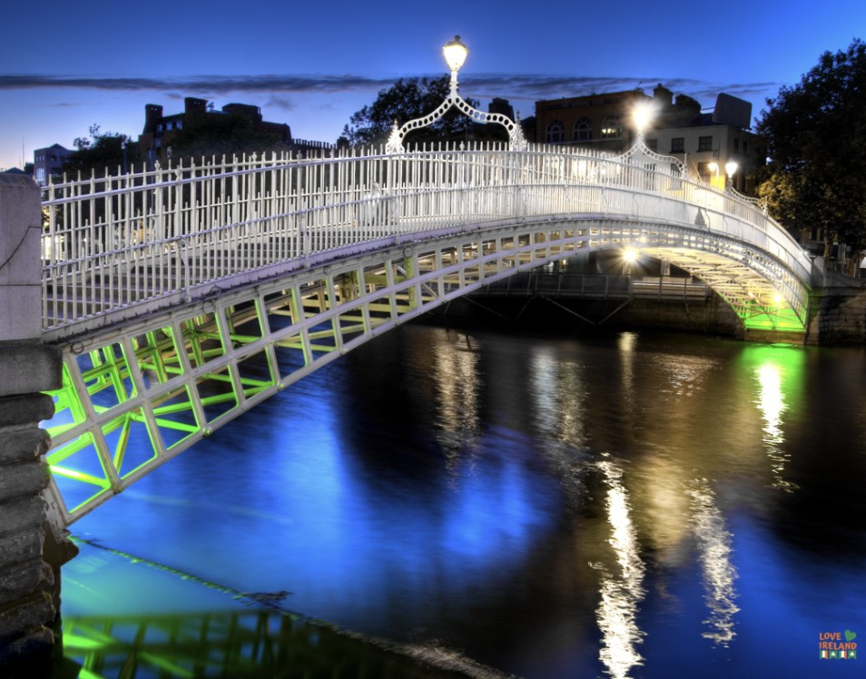 Ha’penny Bridge in Dublin city centre. lovetovisitireland.com/place/hapenny-… #loveireland #visitireland #ireland