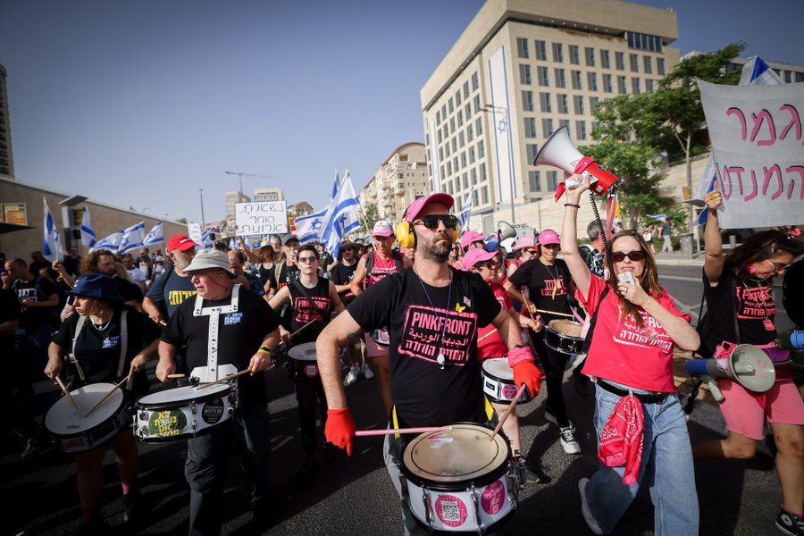 Ruim 1.400 academisch personeel en bestuurders van instellingen voor hoger onderwijs in Israël hebben een petitie ondertekend waarin ze er bij de Israëlische regering op aandringen de oorlog in Gaza onmiddellijk te beëindigen en de onmiddellijke vrijlating van de gijzelaars te