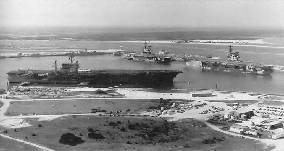 r116440's tweet photo. ⚓️🇺🇸 @USNavy Kittyhawk variant, USS John F. Kennedy (CVA-67), Forrestal-class USS Saratoga (CVA-60), right, and Midway-class USS Franklin D. Roosevelt (CVA-42), centre background, at Naval Station Mayport, Florida. 20 Feb 1973 #warship #aircraftcarrier #navy #CVA42 #CVA67 #CVA60 https://t.co/EbBOukL2gr
