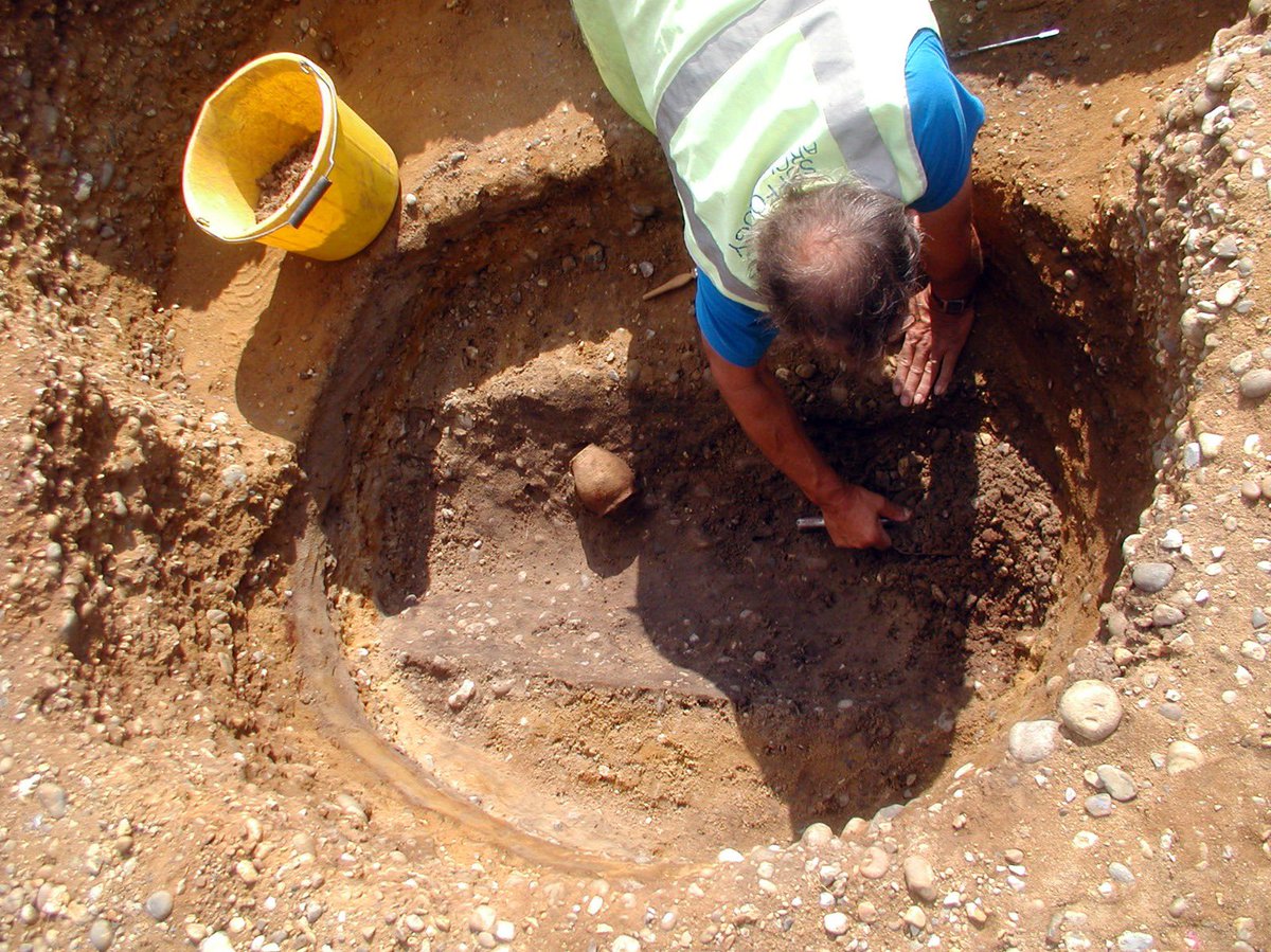 CotswoldArch's tweet image. From Beaker flat graves to medieval brew-houses, our 11-year excavations at Wangford Quarry have it all ⛏️🏺🍻

We've uncovered Bronze Age cremations, Iron Age roundhouses, and more urns than your Great-Aunt's living room, all nestled in a south-facing gravel terrace that holds…