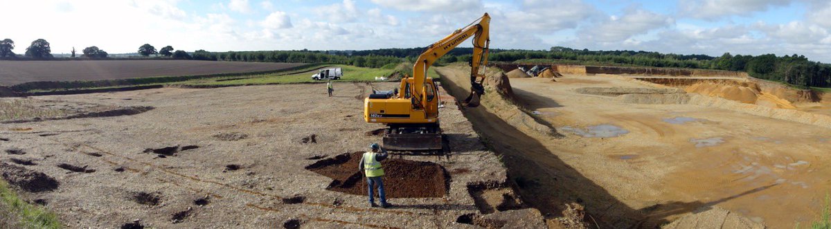 CotswoldArch's tweet image. From Beaker flat graves to medieval brew-houses, our 11-year excavations at Wangford Quarry have it all ⛏️🏺🍻

We've uncovered Bronze Age cremations, Iron Age roundhouses, and more urns than your Great-Aunt's living room, all nestled in a south-facing gravel terrace that holds…